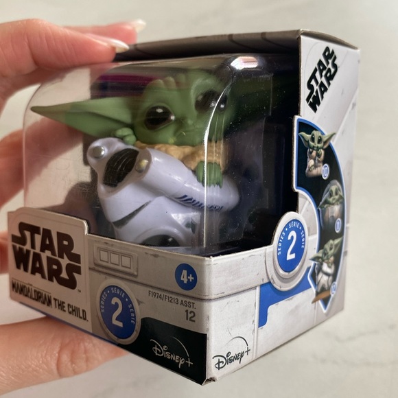 Star Wars Bounty Collection Series 2 The Mandalorian Child Helmet Hiding Pose - Picture 2 of 6